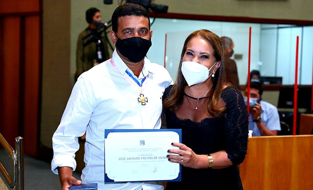 Foto reprodução ALES: Agricultor José Lafaiete e Deputada Estadual Janete de Sá