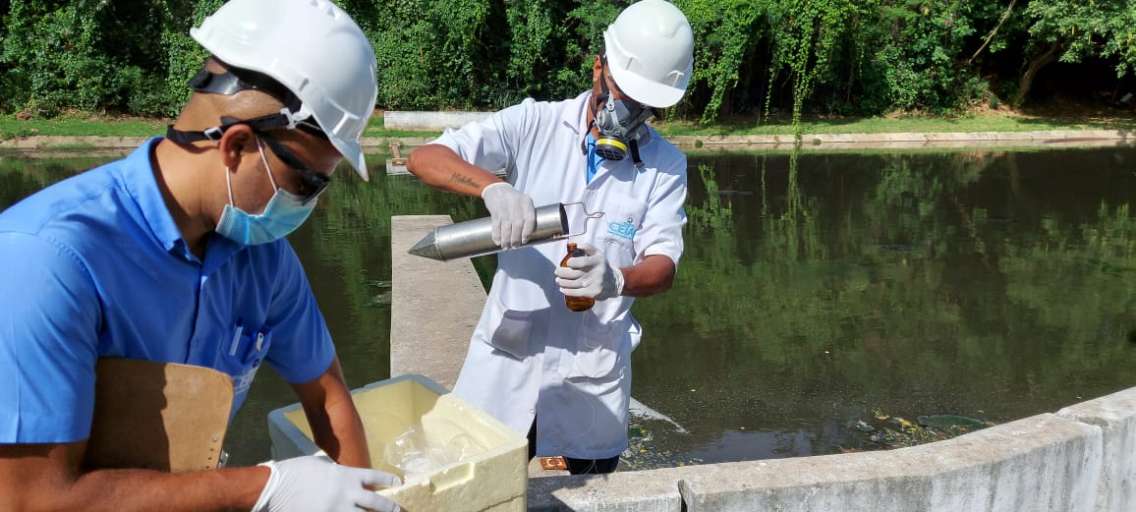 Técnicos de empresa contratada pela Comissão Especial de Inquérito do Esgoto recolhem amostras de água em ETE. Foto: Divulgação/Câmara da Serra