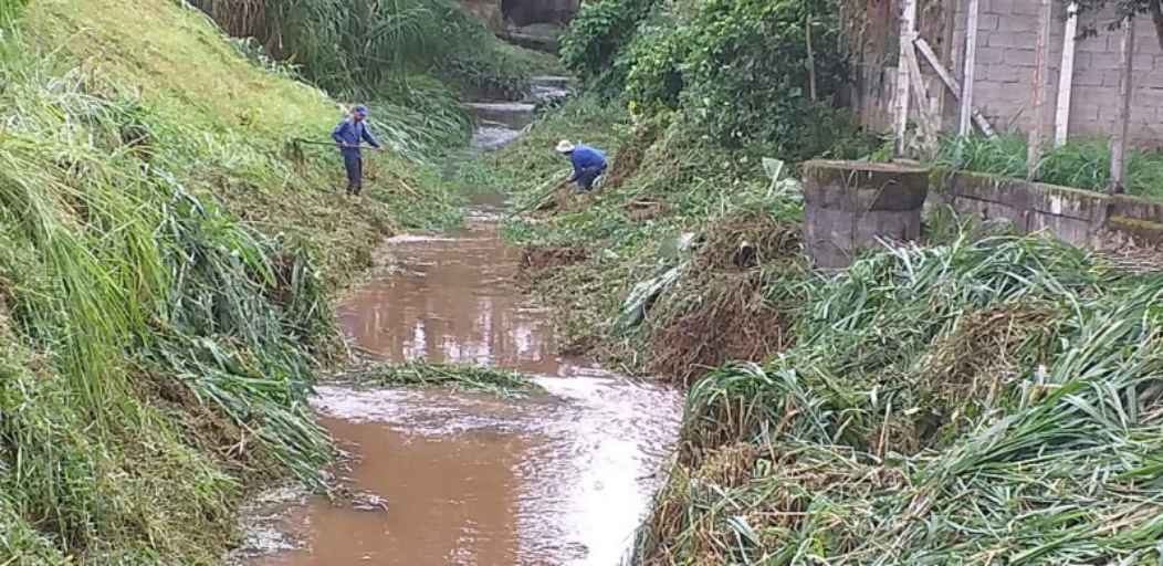 Funcionários da Prefeitura retiram, manualmente, vegetação que cresce excessivamente no leito poluído do valão de São Pedro. Foto: PMST