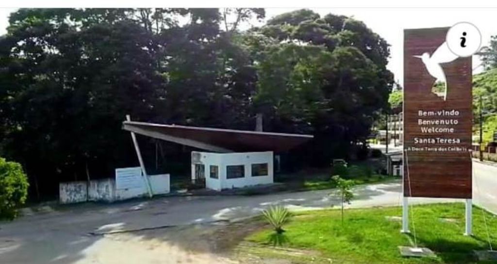 Aspecto da entrada do terreno, com totem, portaria e pórtico construídos pela Prefeitura um pouco antes da doação do Estado ao Sesc. Foto: Reprodução vídeo/Salve o Parque