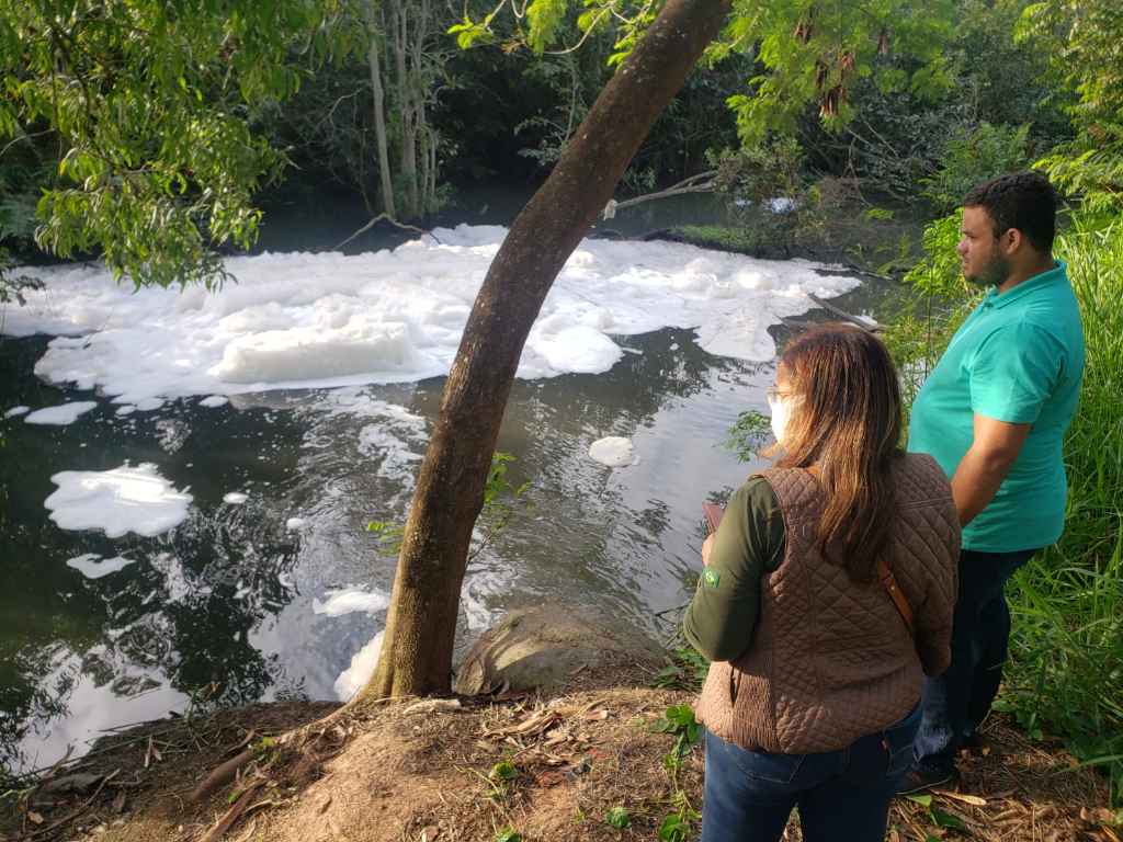 O vereador da Serra, Anderson Muniz, presidente da Comissão de Inquérito do Esgoto, ao lado de técnica no ponto em que efluente 'tratado' é lançado em córrego. Foto: Divulgação/Câmara da Serra