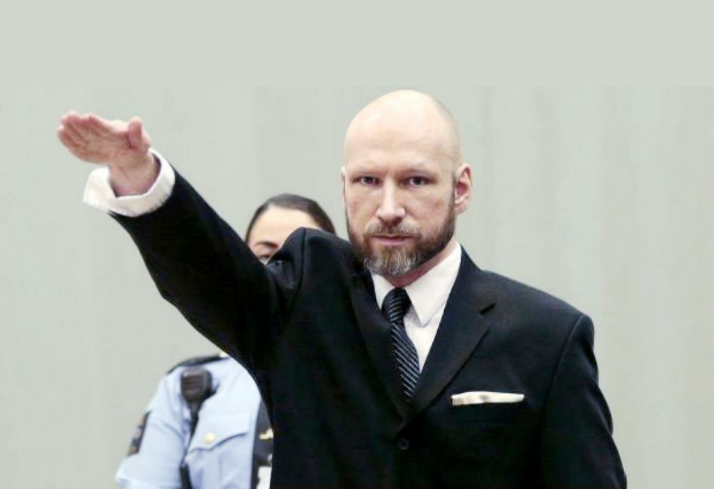 Assassino noruegês de extrema - direita, Anders Breivik, faz saudação nazista durante julgamento pela morte de 77 pessoas.