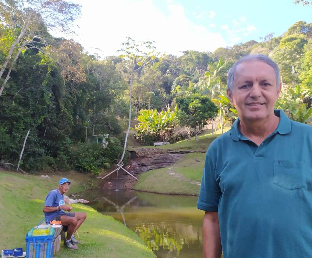 José Antônio (à direita) em frente a lagoa e nascente no interior do condomínio, com a reserva florestal de Mata Atântica ao fundo. Foto: Bruno Lyra - 04/05/22
