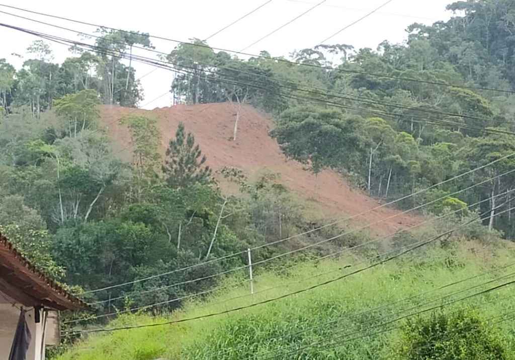 Onde havia mata, sobrou somente solo exposto após o trator passar em encosta vizinha ao centro da cidade. Foto: Divulgação leitor - 02/05/22