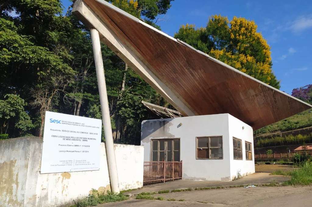 Entrada do terreno, com pórtico e guarita construídas pela Prefeitura deterioradas. Caso segue judicializado. Foto: Bruno Lyra 07 - 04 - 22