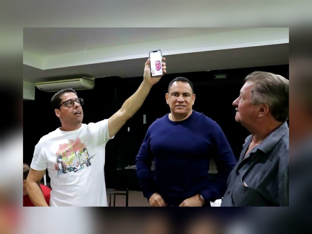 Marcelo em videochamada com o gov. Casagrande ao lado do deputado Da Vitória e do vereador Vanildo Sancio durante a reunião. Foto: Reprodução/Instagram