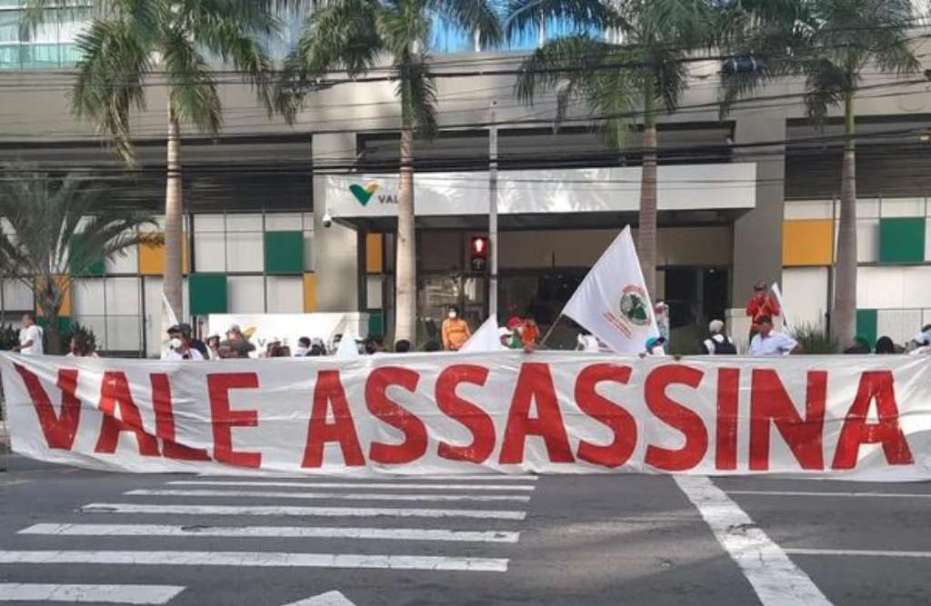 O ato ocorreu na manhã desta quarta –feira (22) em frente a prédio administrativo da mineradora em Vitória. Foto: Reprodução Facebook/MAB