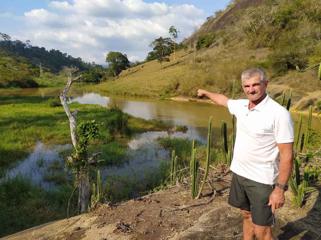 Laércio mostra como as águas invadiram as margens com o represamento do rio na região próxima à cachoeira do Rúdio. Foto: Bruno Lyra 03/06/22