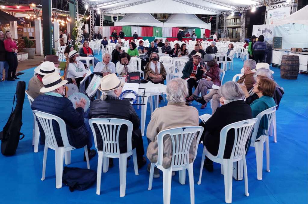 Grupo de seresta dirigido por Tenisson Gonçalves Soares na festa do imigrante em Santa Teresa ES.