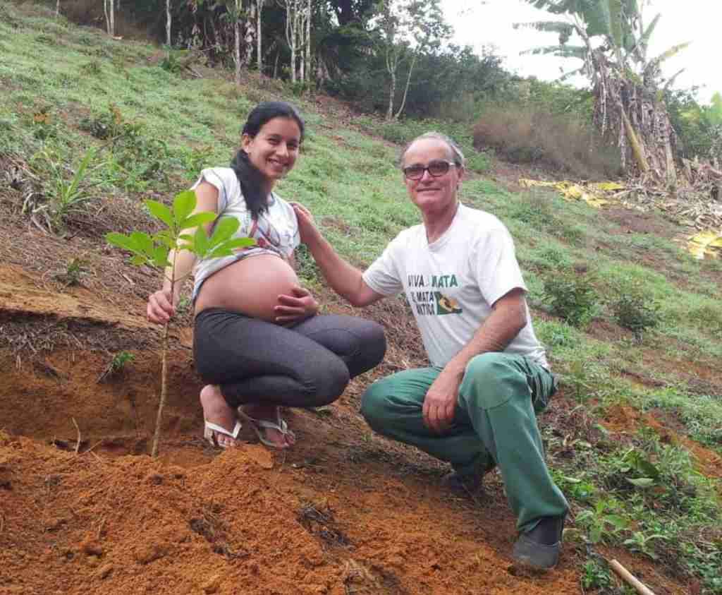 Nilton e amiga grávida plantando árvore na zona rural de Santa Teresa (ES). Foto: Divulgação/Acervo pessoal