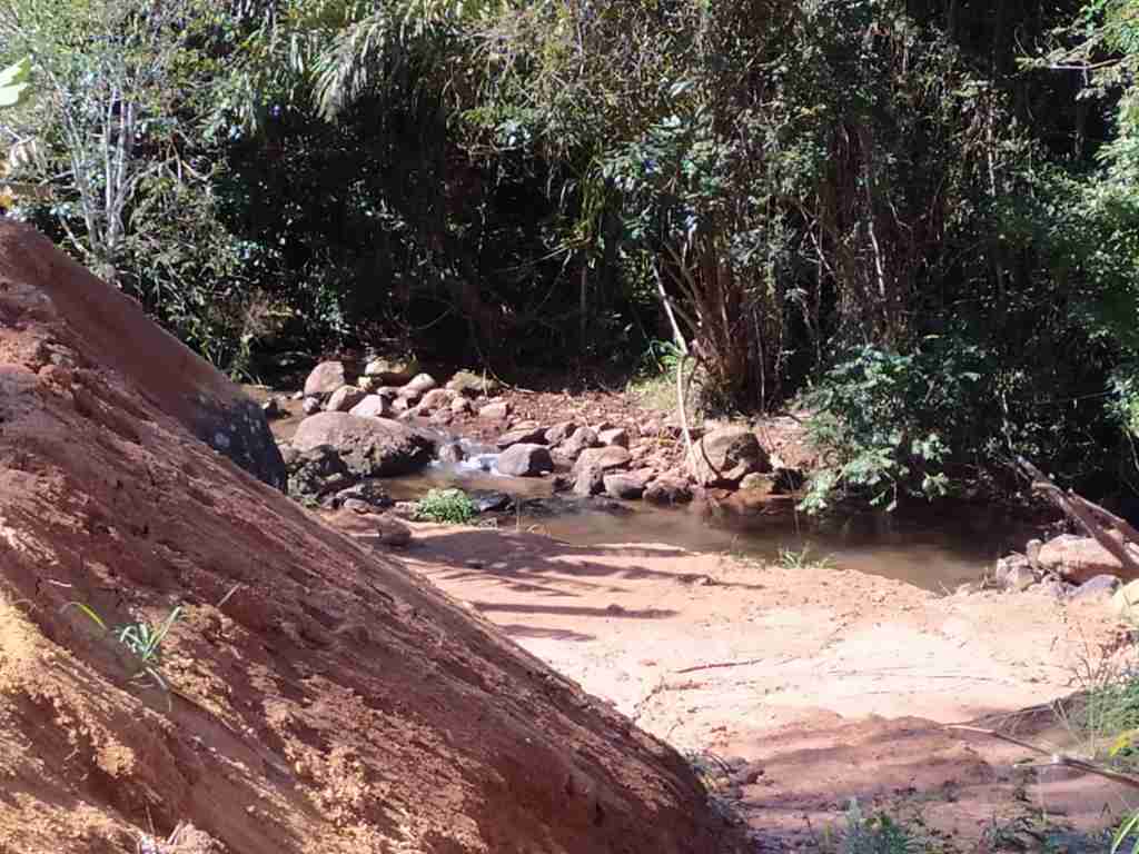 Destruição de mata ciliar flagrada em junho às margens do córrego Santa Lúcia, em Santa Teresa, para loteamento. Foto: Divulgação