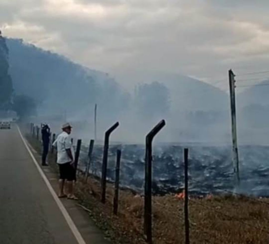 Moradores observam o avanço do fogo às margens de estrada que corta a região baixa de Santa Teresa. Foto: Reprodução de Vídeo/Leandro Zanetti