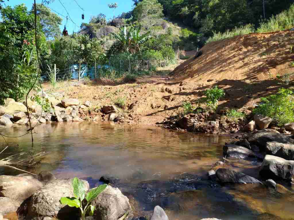 Mesmo protegidas por lei, as margens do córrego foram devastadas o que deixou o solo exposto em Santa Lúcia. Foto: Divulgação