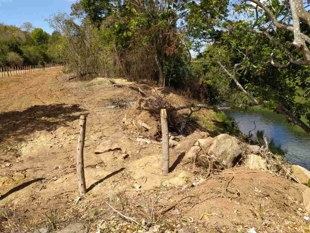Vegetação da margem do rio foi destruída e solo exposto com uso de trator no local em que a empresa capta água para a Grande Vitória. Foto: Bruno Lyra 24/08/22