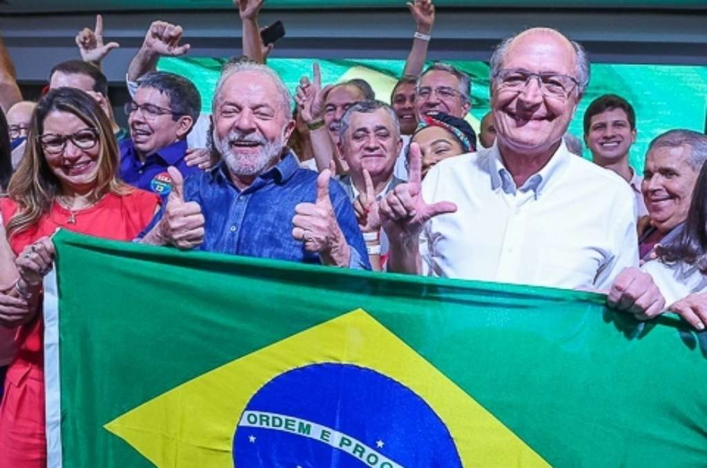 Lula e Alckimin celebram a vitória no pleito de domingo com a bandeira do Brasil. Foto: Divulgação/Ricardo Stuckert